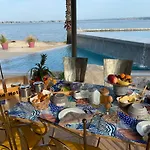 Les Pieds Dans L'eau Bed & Breakfast Sete