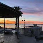 Les Pieds Dans L'eau Bed & Breakfast 4*