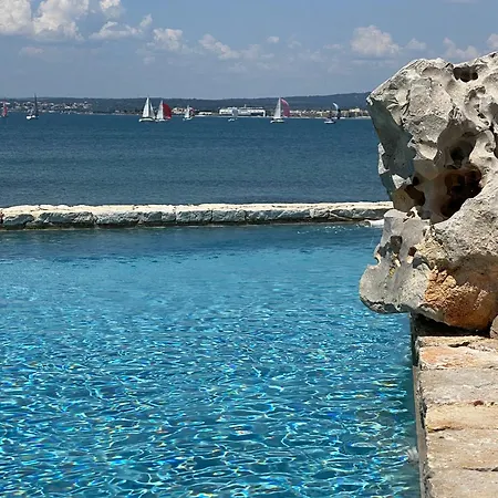 Les Pieds Dans L'eau Bed & Breakfast Sète